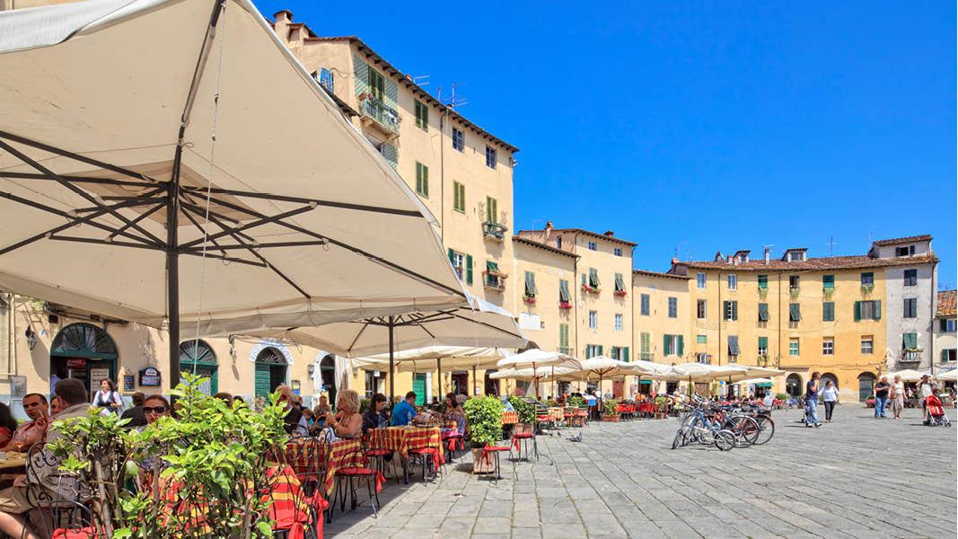 Hyggelig plads i Lucca, Toscana
